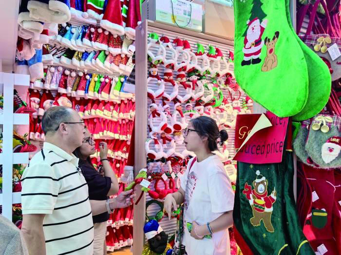 义乌圣诞用品出口热潮：商户如何以创新应对国际贸易新挑战？